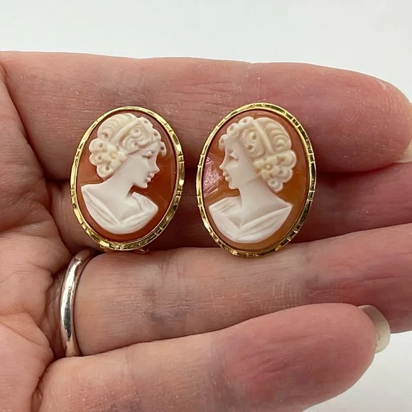 Genuine Cameo & 14K Gold Earrings, Marked 14K 585 and Italy, Hand Carved - Picture 4 of 12